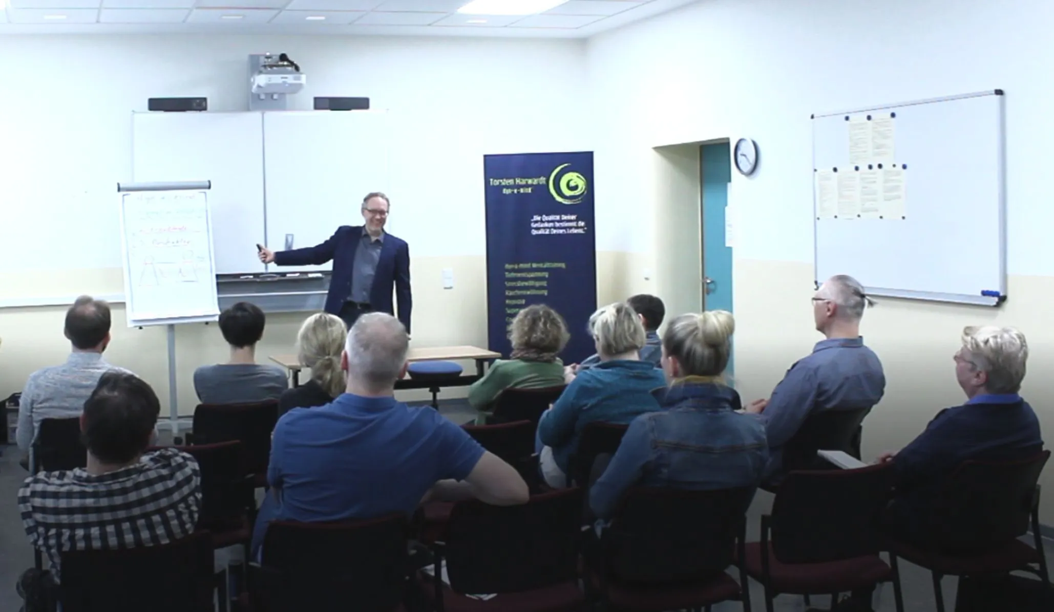 Teilnehmer eines Seminars im Gespräch