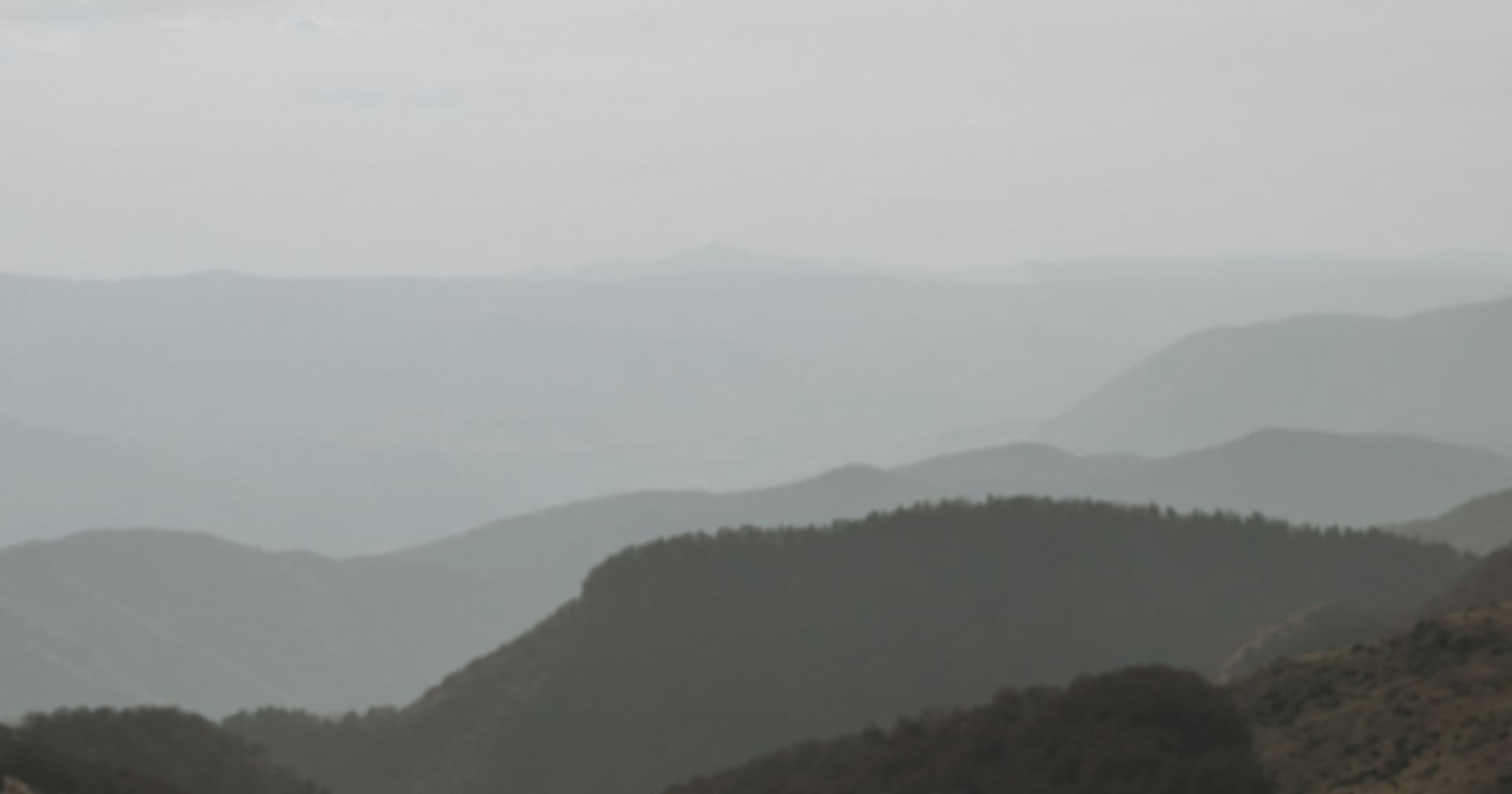 Ruhige Berglandschaft im Morgennebel